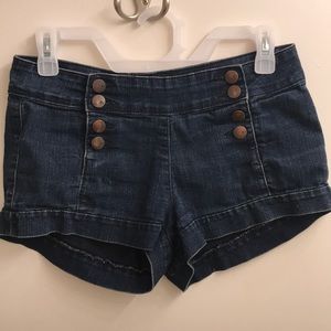 Cute denim shorts-